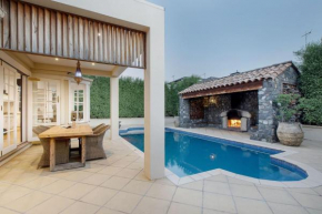 The Hestia - Exquisite Retreat with Pool & Sauna